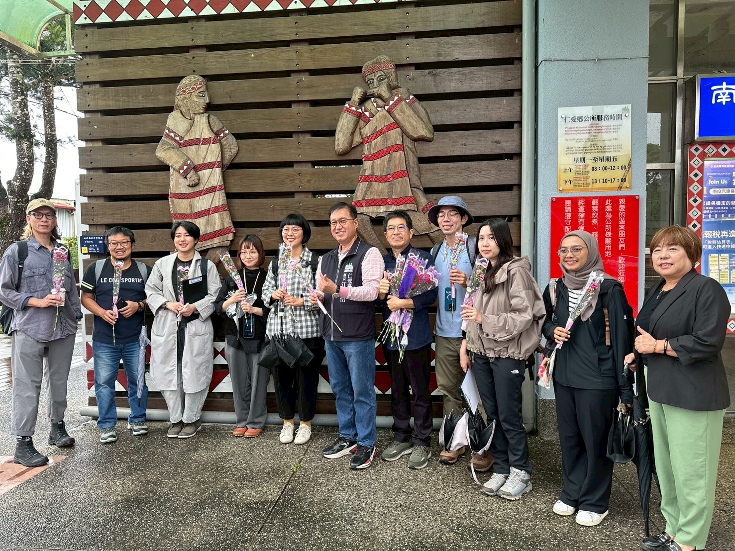 114年度鄉長母親節前夕贈花慰勞同仁